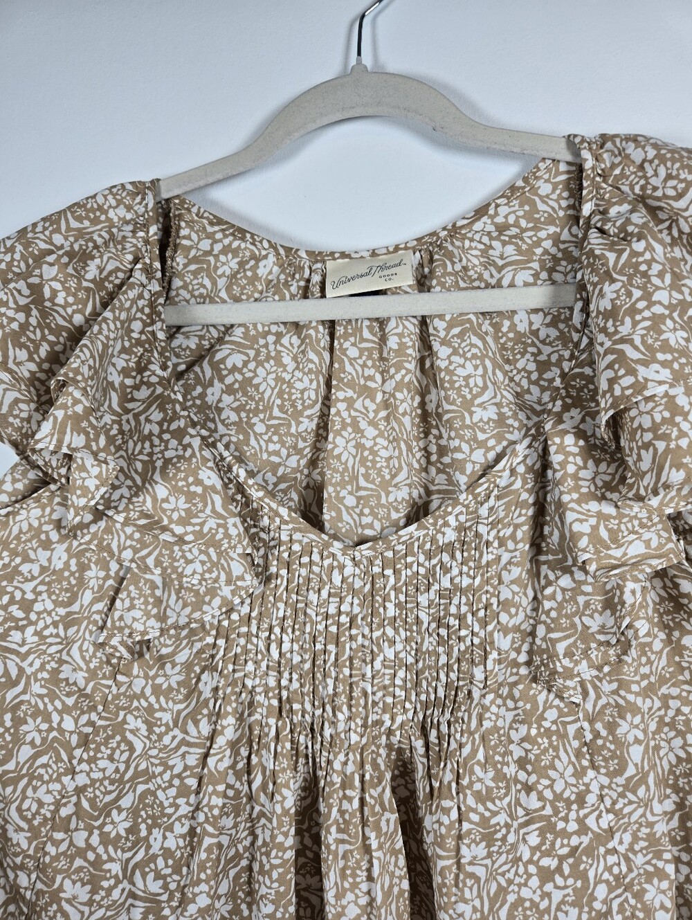 Universal Thread Tan White Ditsy Floral Flutter Sleeve Ruffle Top Size Medium - Picture 3 of 11